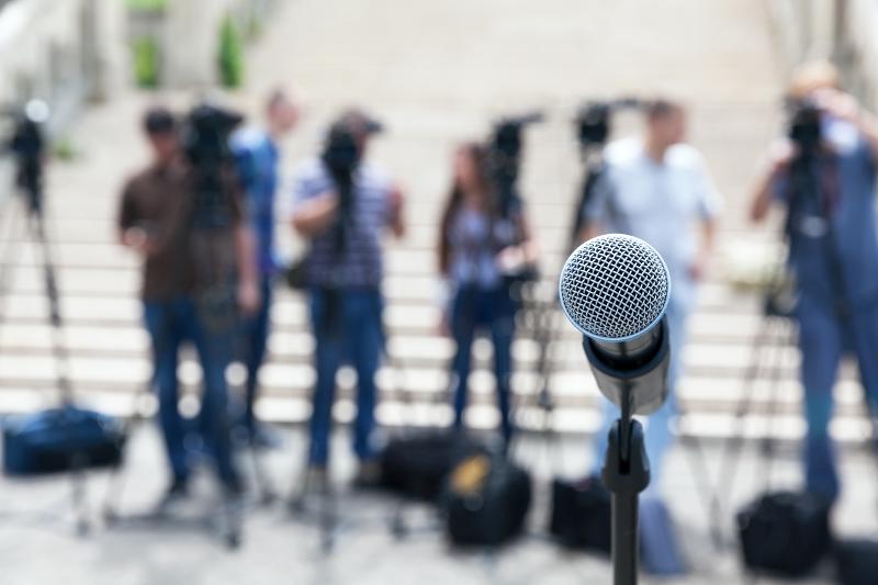 Mikrofon vor Journalisten (Quelle: Wellfoto / Shutterstock)